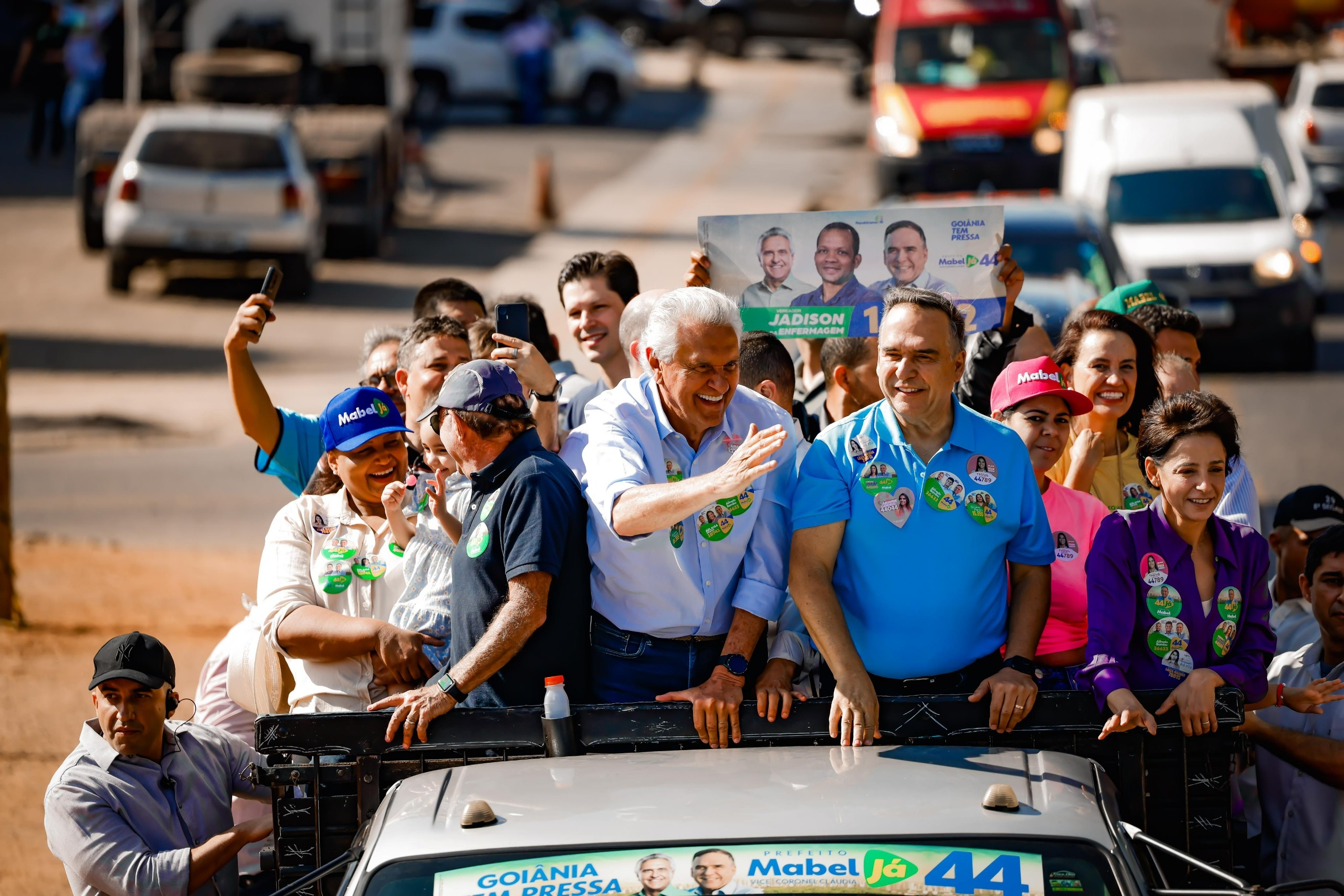 Caiado e Daniel lideram carreata na região Oeste e ressaltam experiência de Mabel