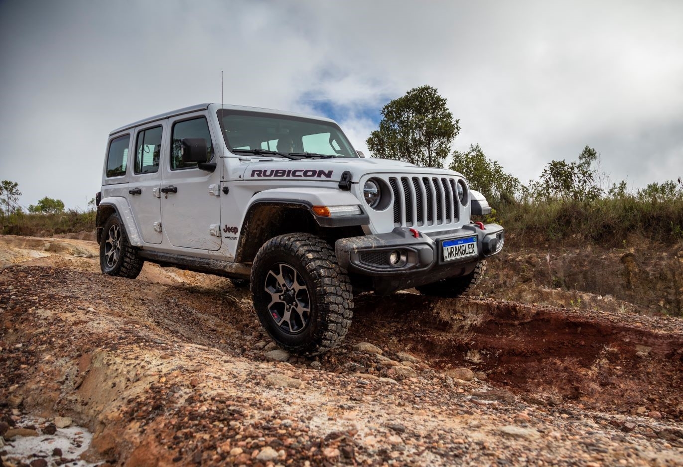 Jeep Wrangler 2022 estreia câmera off-road frontal e assistentes autônomos