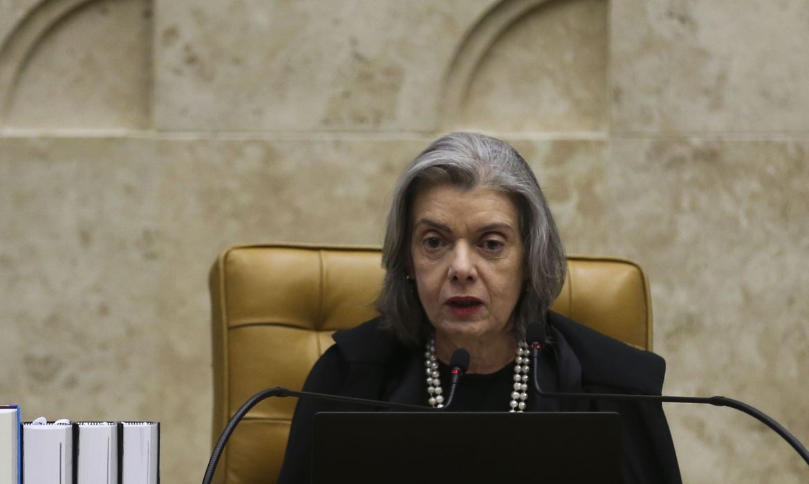 Cármen Lúcia condena atentados contra instituições