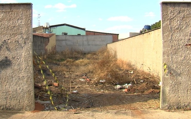 Mulher nua é encontrada morta em lote baldio