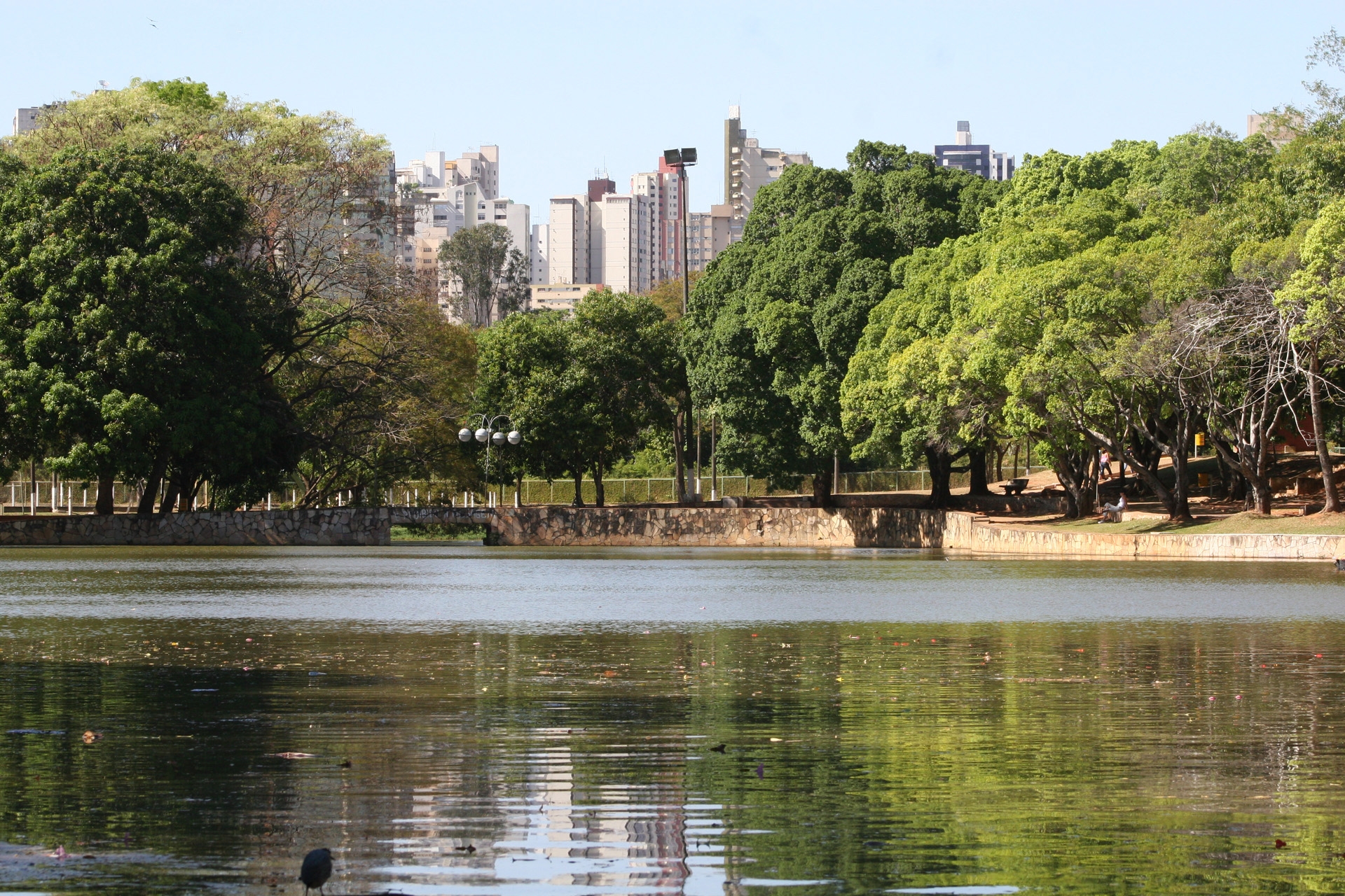 Corpo de jovem é encontrado no Lago das Rosas