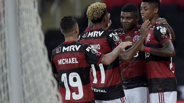 Flamengo bate Junior e termina líder do grupo A