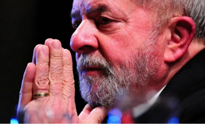 Lula recebe visita de monge e afirma que não vai desistir das eleições