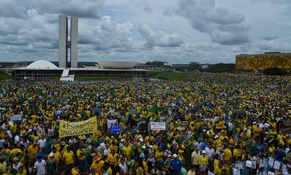 Militares impedem mulher de entrar em vacinação com cartaz contra Bolsonaro, em SP