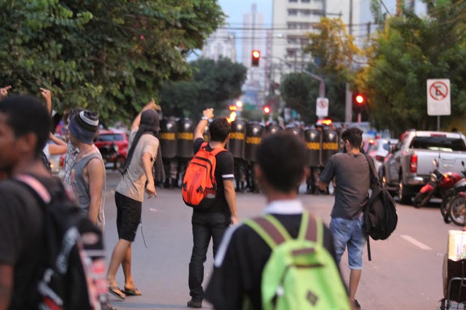 Policiais militares agridem mulheres durante manifestação