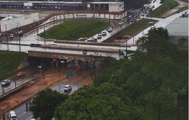 Forte chuva faz córrego da Marginal Botafogo transbordar por mais uma vez