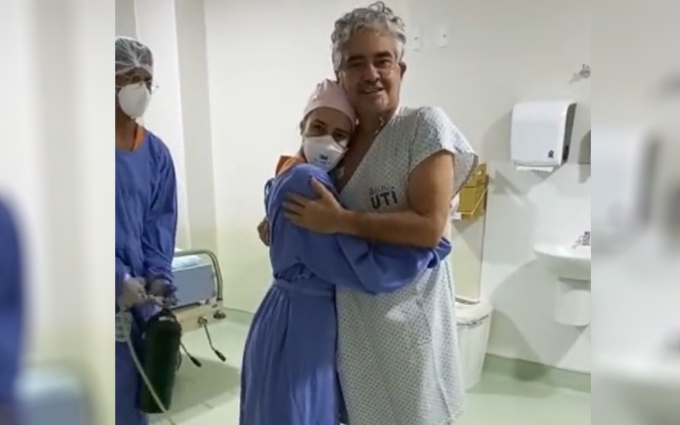 Médica dança forró com paciente que se curou da Covid-19