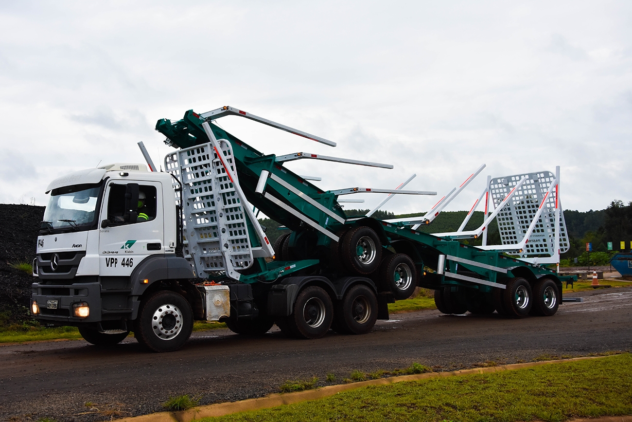 Mercedes-Benz Axor 3344 6×4 puxa inédito bitrem dobrável