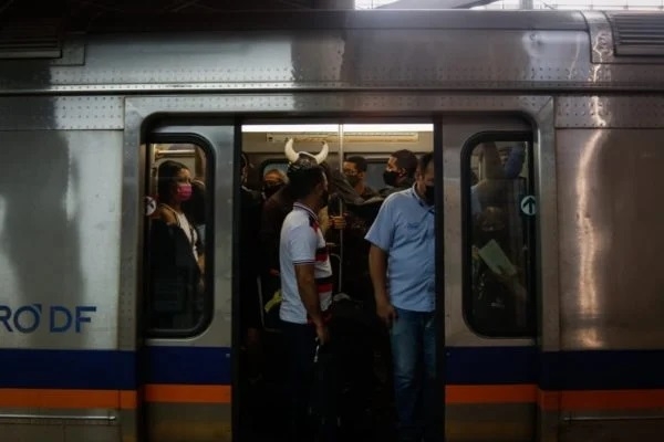 Homem leva soco no olho ao pedir para passageiro usar máscara no Metrô-DF