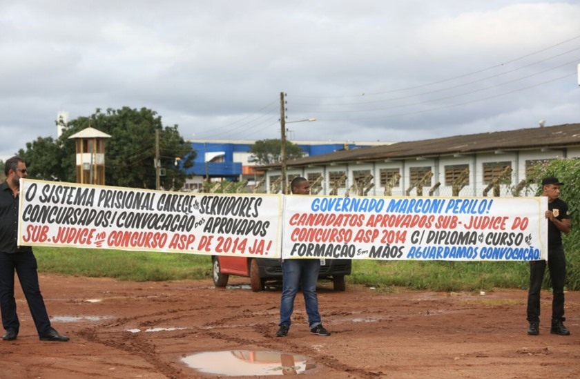 Grupo de aprovados em concurso para agente penitenciário protestam no Complexo Prisional em Aparecida