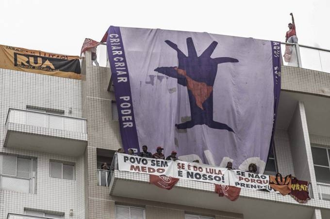 Manifestantes do MTST invadem tríplex no Guarujá atribuído a Lula