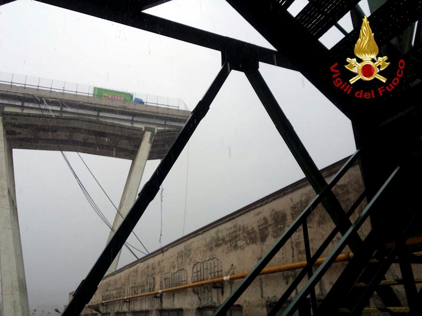 Dezenas de pessoas morrem depois de desmoronamento de ponte, na Itália