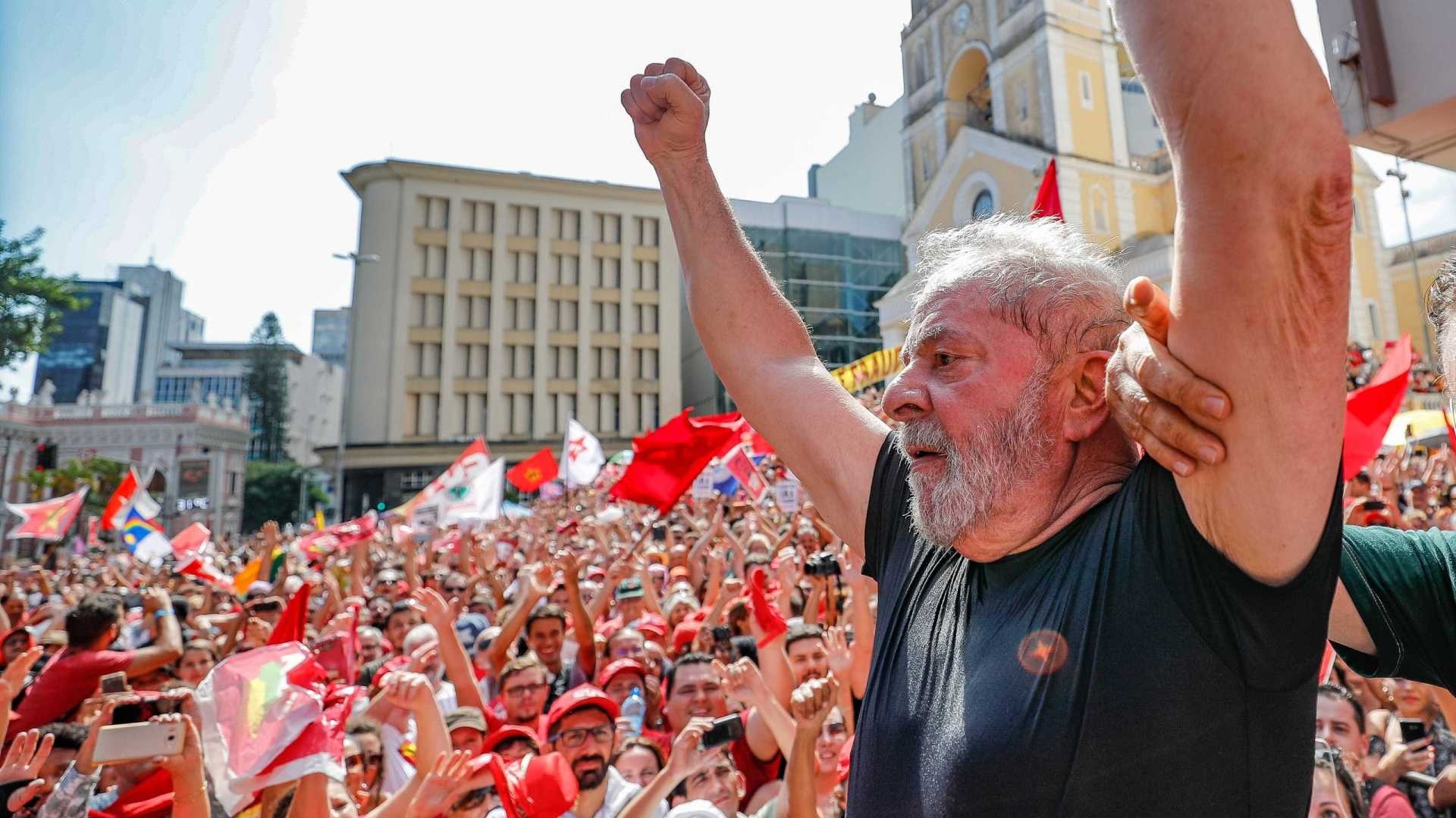 Lula decide não se entregar à PF em Curitiba, afirma jornal