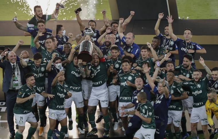 Palmeiras marca no fim, vence o Santos e é bicampeão da Libertadores