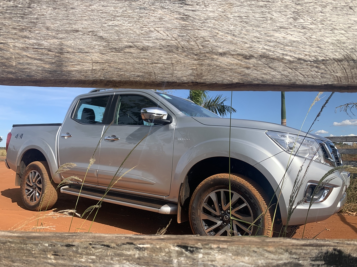 Andamos na Nissan Frontier LE 4x4 biturbo automática