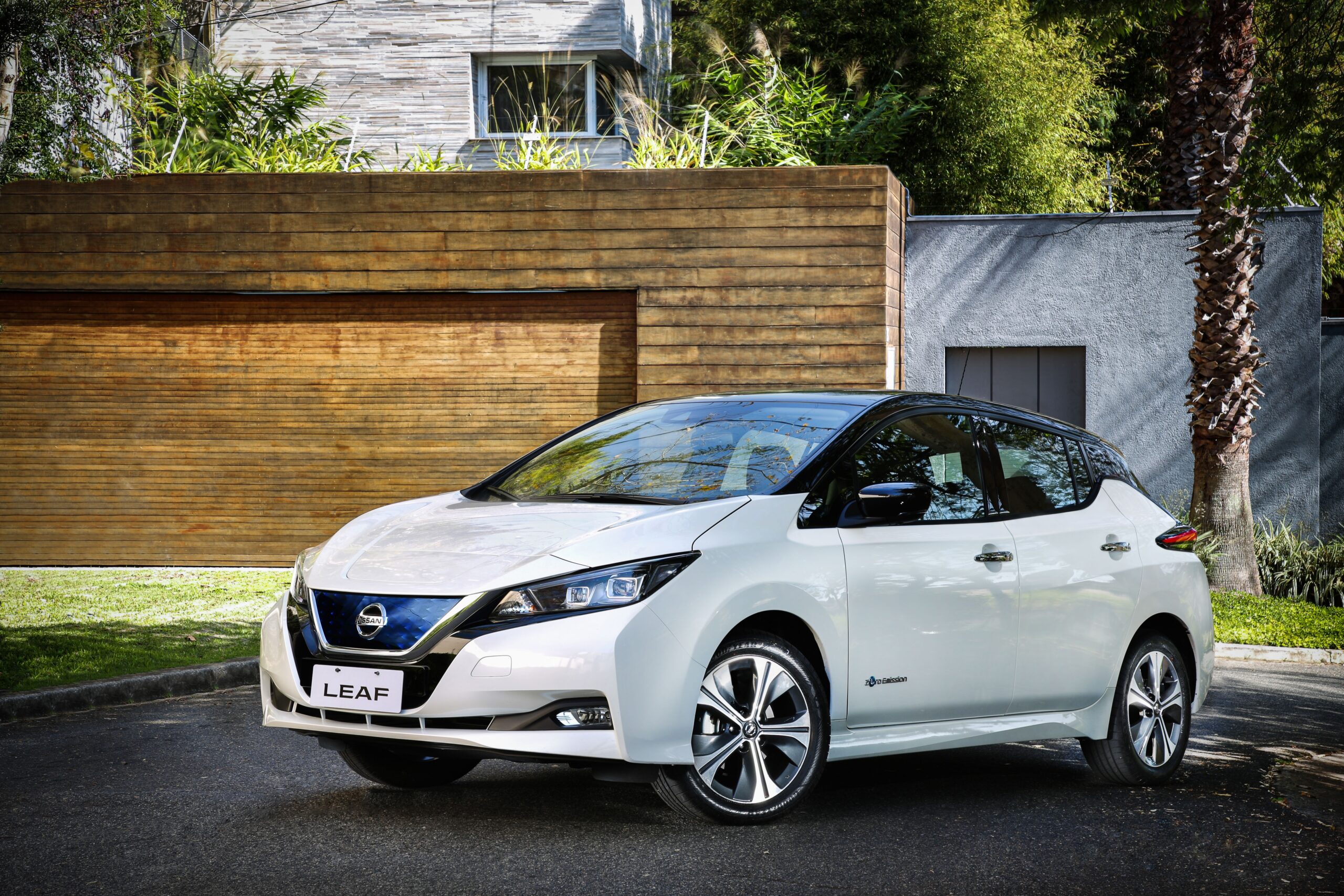 Nissan Leaf desembarca no Brasil por R$ 195 mil