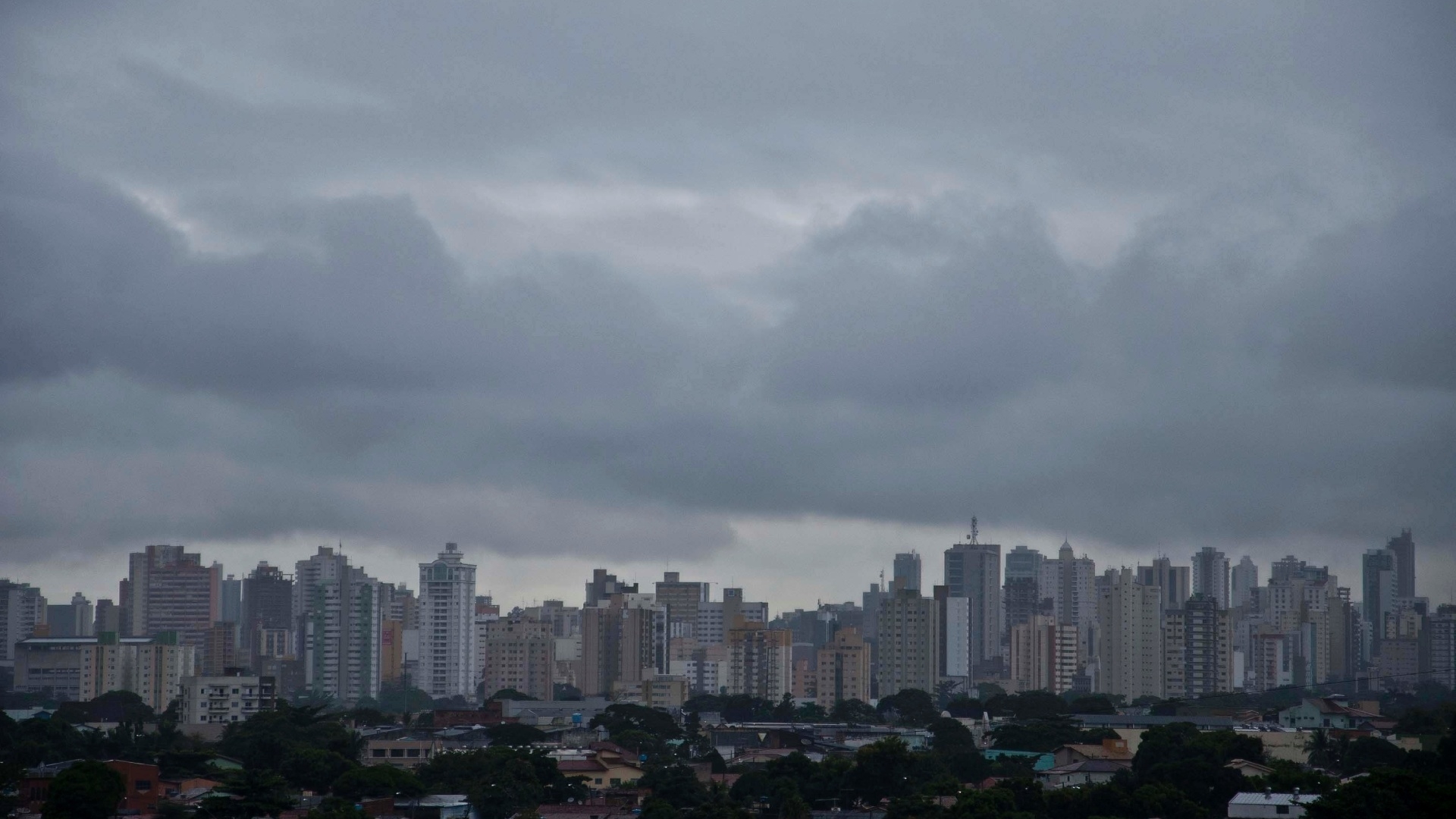 Neblina pega goianiense de surpresa nesta terça-feira