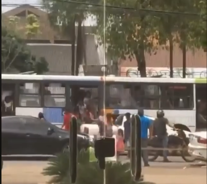 Vídeo mostra passageiros de ônibus em correria durante suposto arrastão em Goiânia 