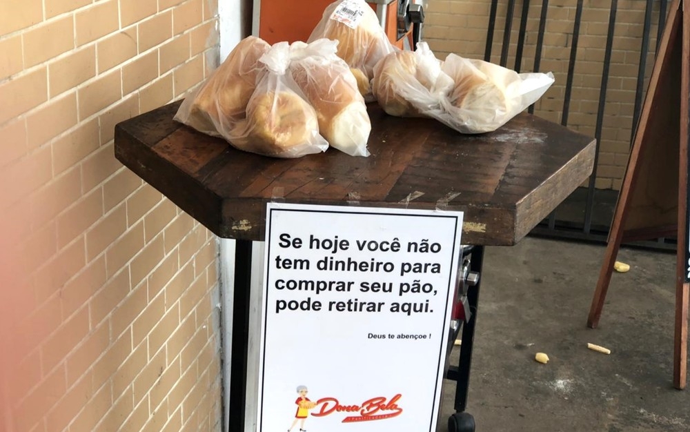 Panificadora disponibiliza mesa com pães e bolos para doação em Goiânia