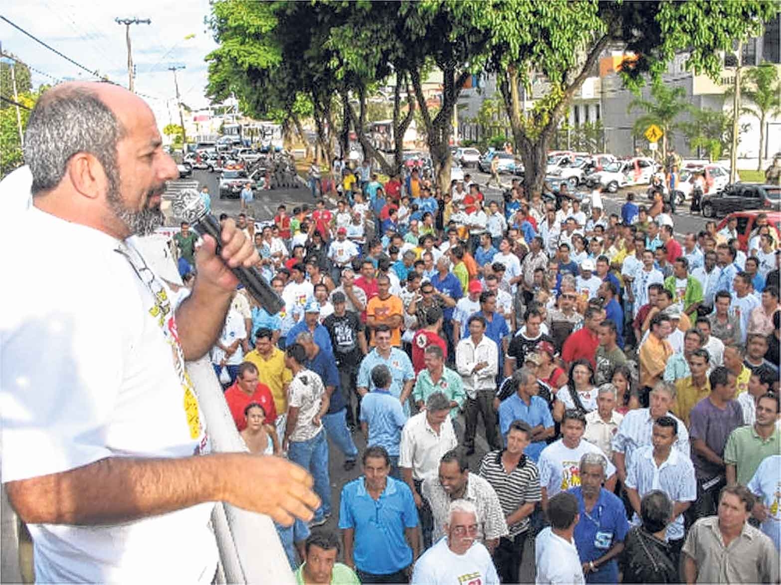 Trabalhadores protestam nas ruas