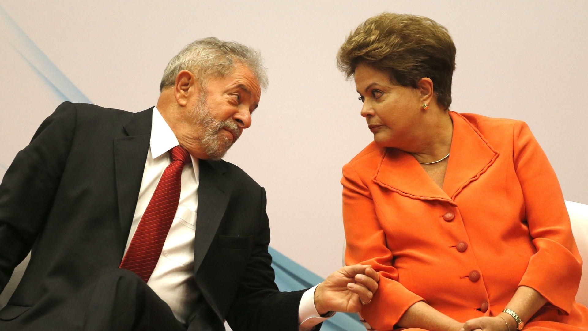 Dilma diz que Lula terá “os poderes necessários” para ajudar o Brasil