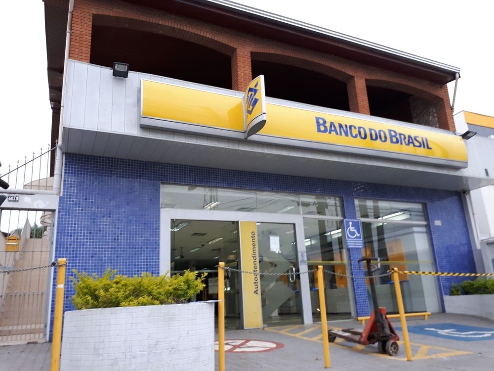 Quadrilha usa guindaste para roubar banco