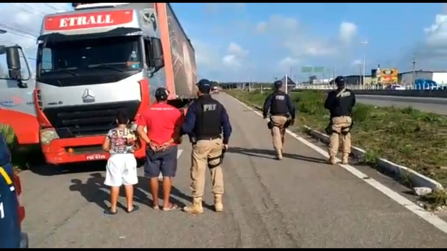 Garoto de 9 anos é flagrado conduzindo carreta em BR