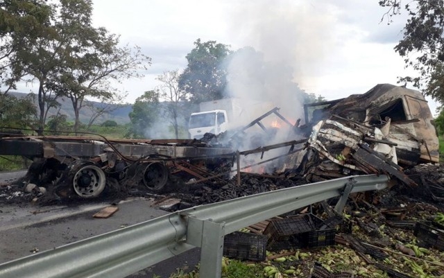 Caminhoneiros morrem carbonizados após acidente na BR-020 em Goiás