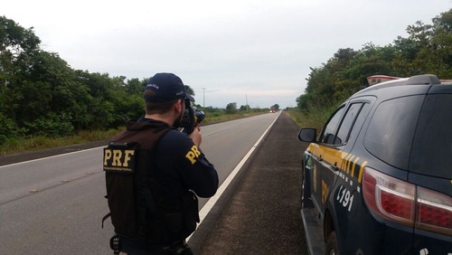 Jovem tenta fugir de bloqueio policial, mas é pego transportando maconha em Aparecida