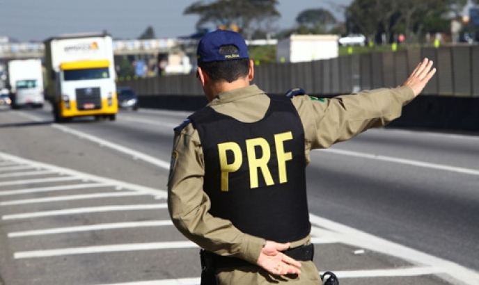 Jovem tenta fugir de bloqueio policial, mas é pego transportando maconha em Aparecida