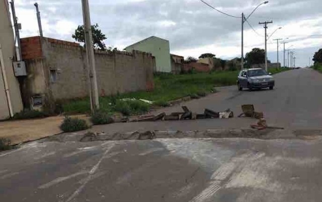 Motoristas denunciam transtornos provocados por quebra-molas feito por moradores em Goiânia