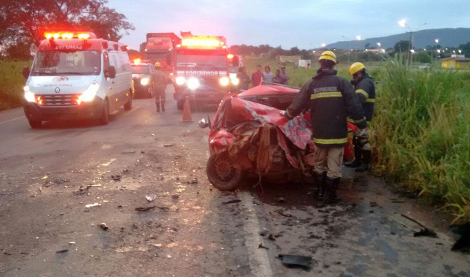 Roubo de carro provoca acidente na BR-153. Duas pessoas morreram