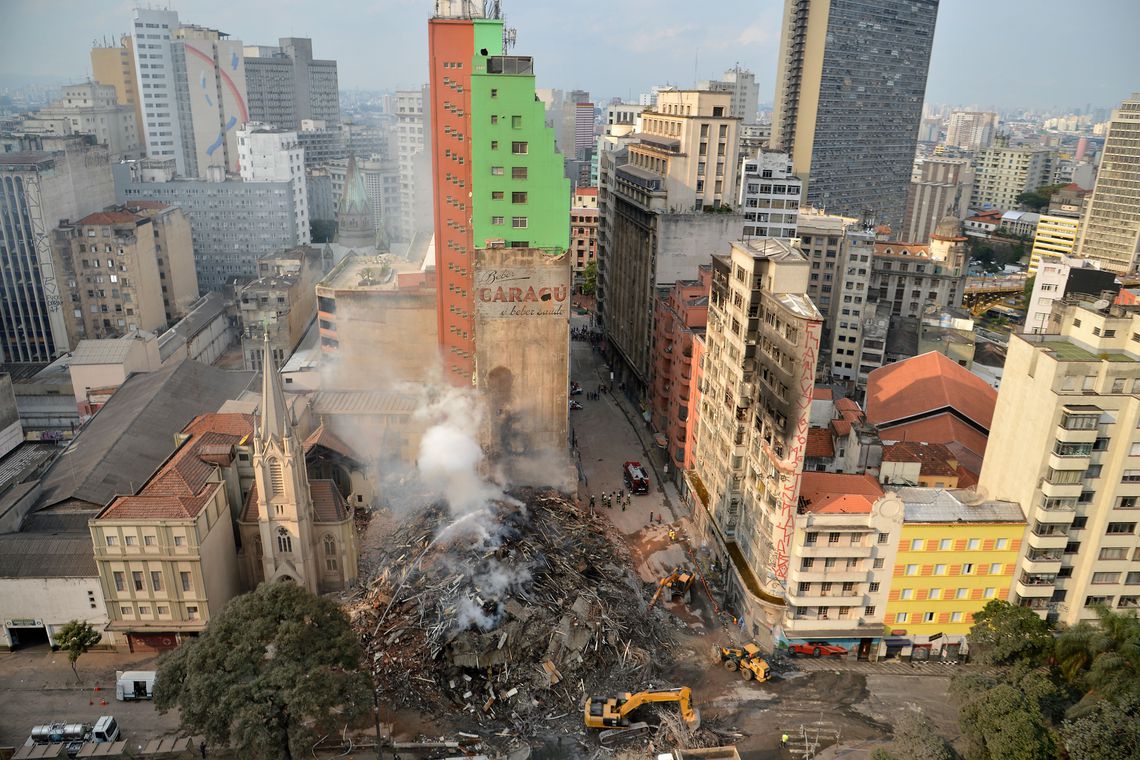 Bombeiros encerram buscas em escombros no Largo do Paissandu