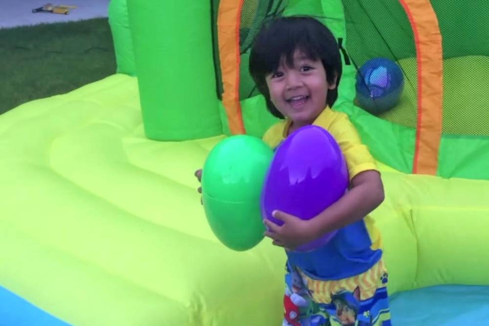 Menino de 6 anos fica milionário testando brinquedos no YouTube