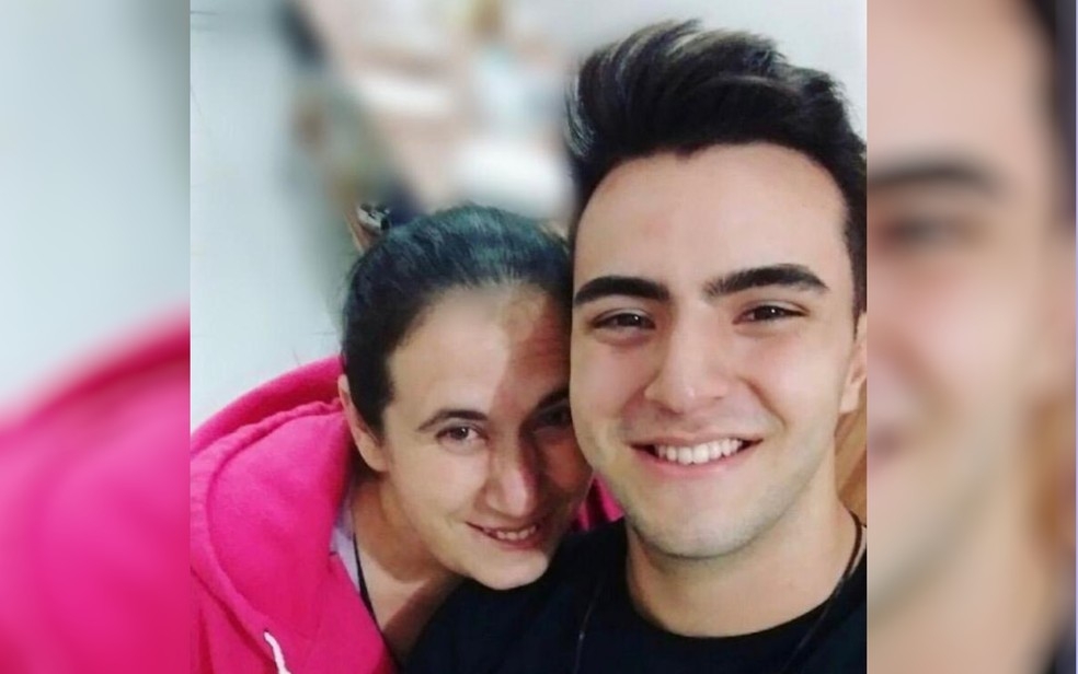 Filho se emociona ao tocar violino no enterro da mãe