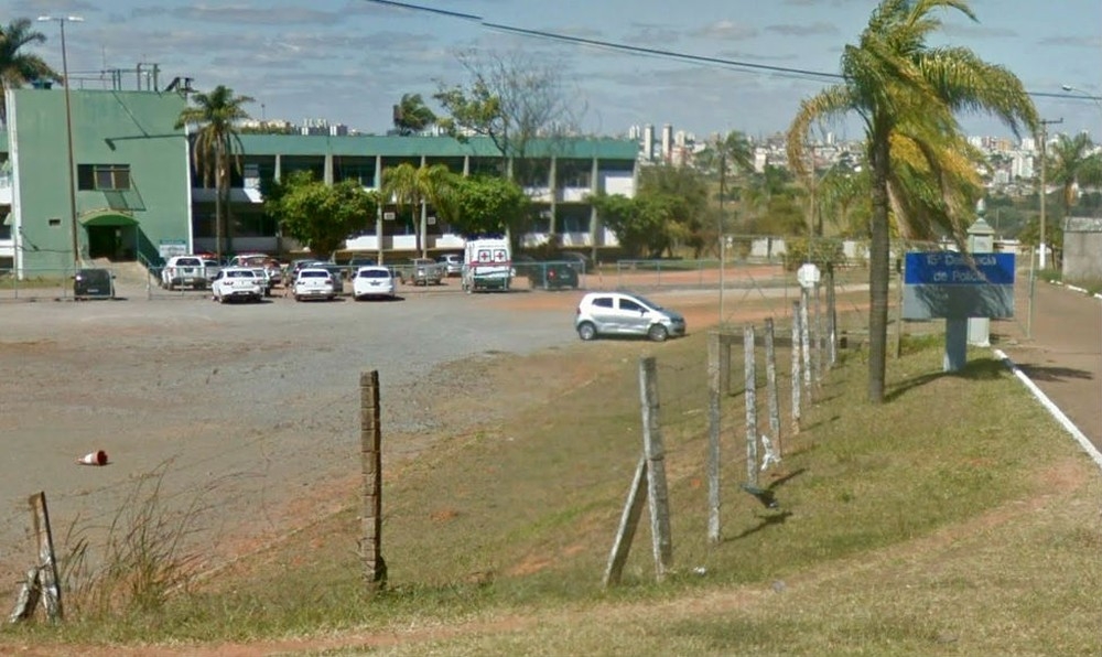 Desespero toma conta: Bebê fica preso entre carro e parede em Pires do Rio