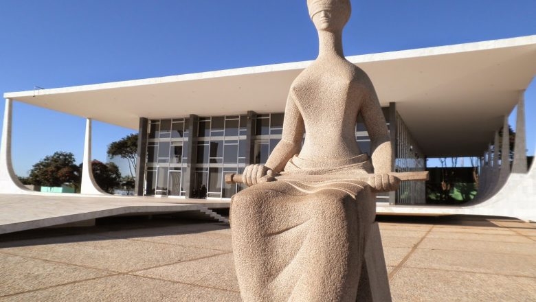 Manifestantes em Brasília protestam contra reajuste para o STF