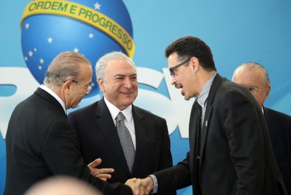 Temer promete ajuda federal a escolas de samba