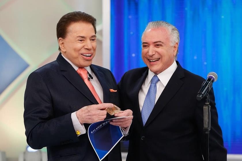 Temer presenteia Silvio Santos com R$ 50 durante programa