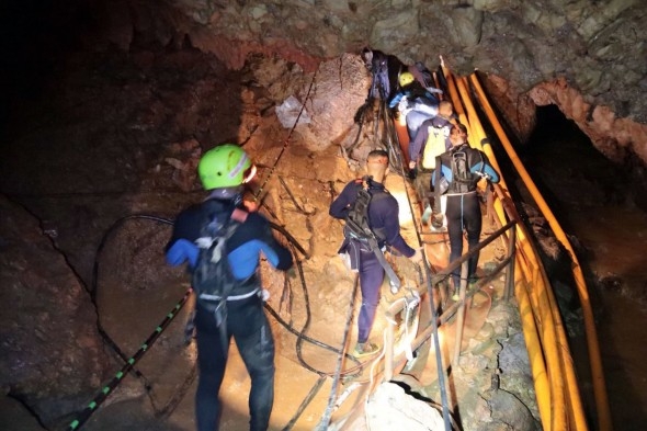 Último garoto e técnico são retirados da caverna, informa Marinha tailandesa