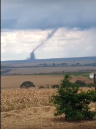 Vídeo mostra tornado na zona rural de Cristalina em Goiás