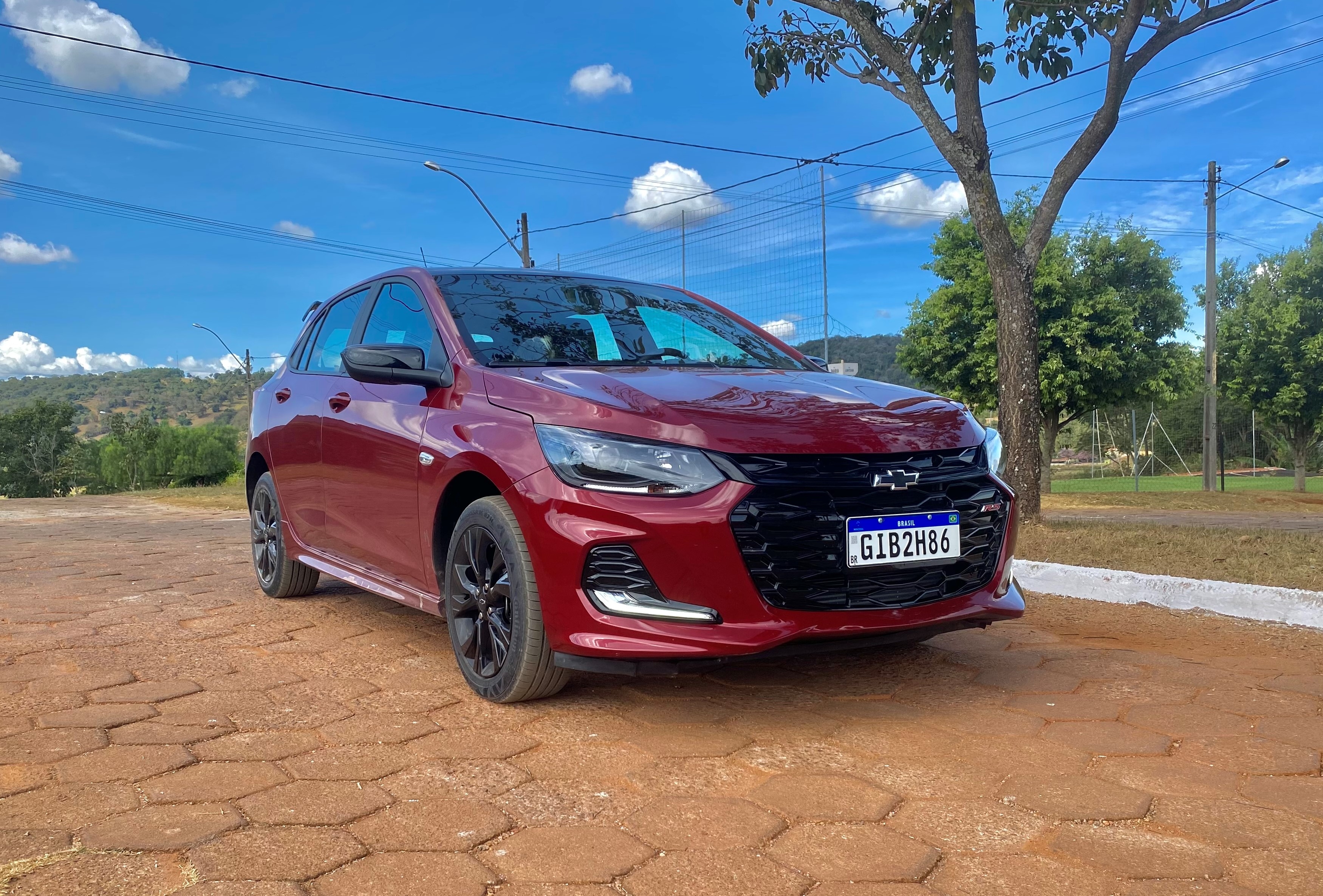 Chevrolet Onix RS: Versão esportivada do hatch chama a atenção pelo visual