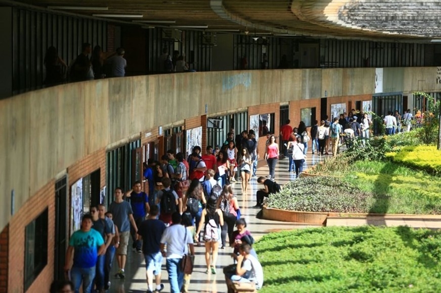 Estudante que atacou colega a tesouradas continua expulso