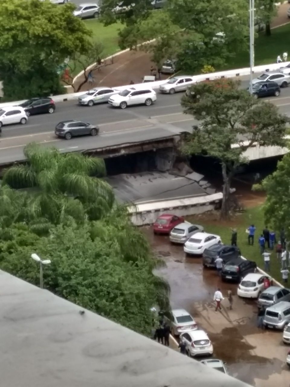 Viaduto desaba no Eixão Sul em Brasília