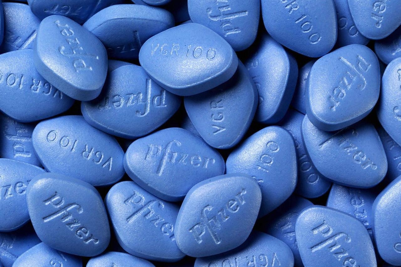 Moradores de vila onde Viagra é fabricado afirmam que fumaça que sai da fábrica causa ereção