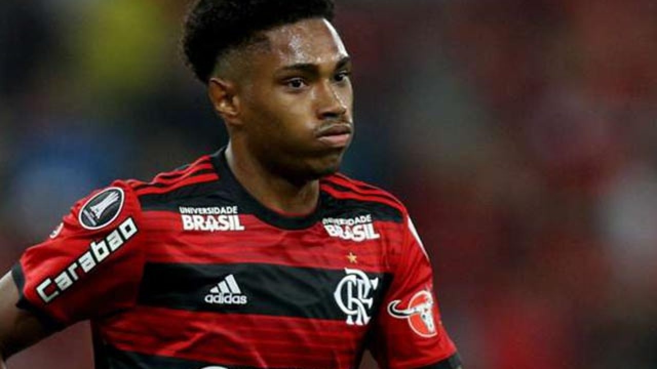 Vitinho é o sétimo jogador do Flamengo com Covid-19 no Equador