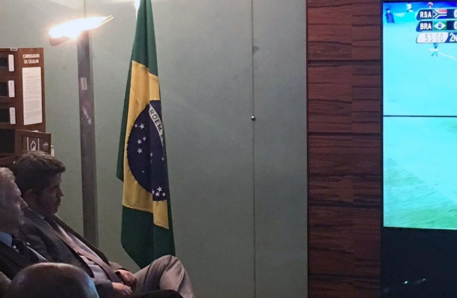 Delegado Waldir diz que Marcos Abrão fez foto comprometedora