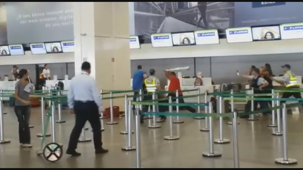 Bombeiro perde vôo, agride policial e quebra guichê do aeroporto