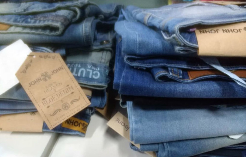 Mais de três mil peças de roupas falsificadas são apreendidas na região da Rua 44