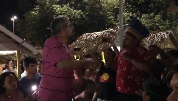 De férias no Pará, ministro da Educação bate-boca com índios e jovens